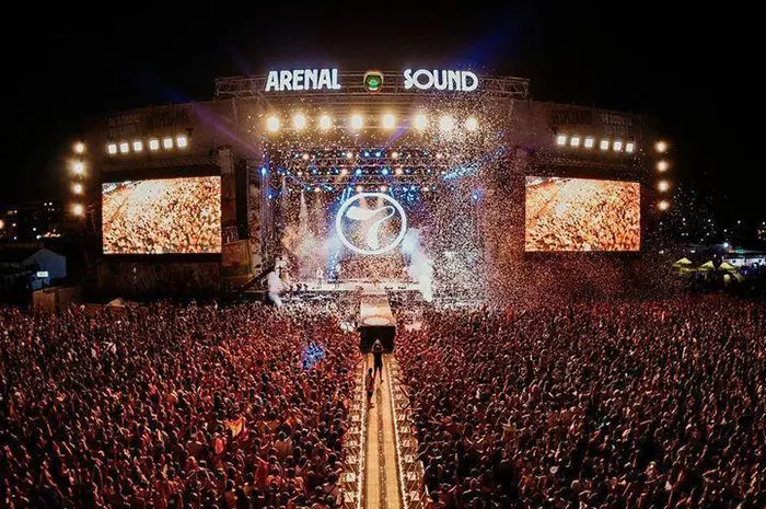 Escenario del Arenal Sound iluminado por la noche con miles de asistentes