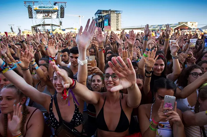Público del Arenal Sound celebrando frente al escenario principal