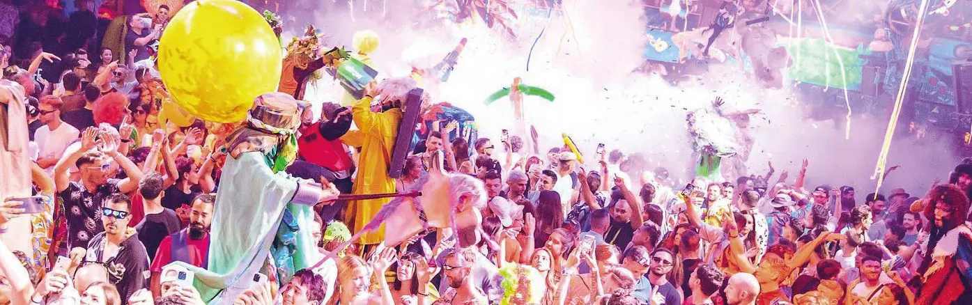 Público disfrutando en elrow Ámsterdam con luces y confeti